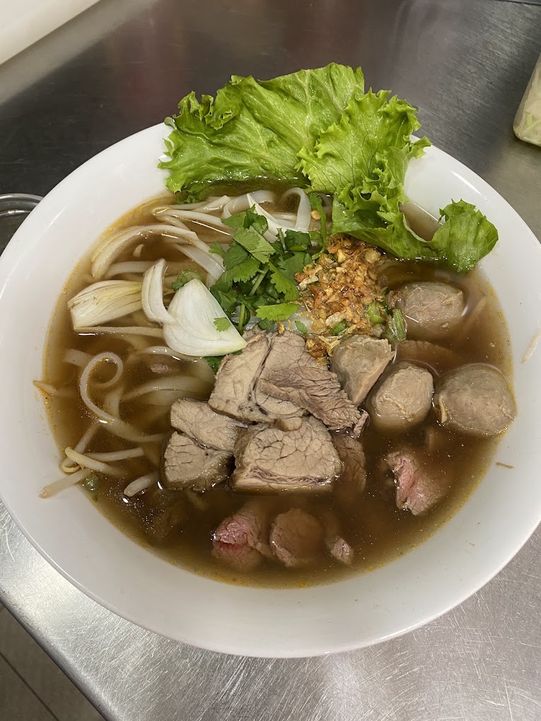 Phở maison au bœuf, bouillon parfumé et herbes fraîches