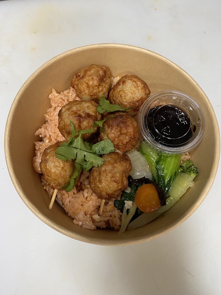 Brochettes de poulet à la citronnelle avec riz et légumes